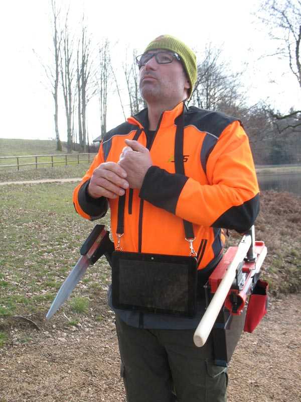 Hermann Lentner bei einer Baumkontrolle